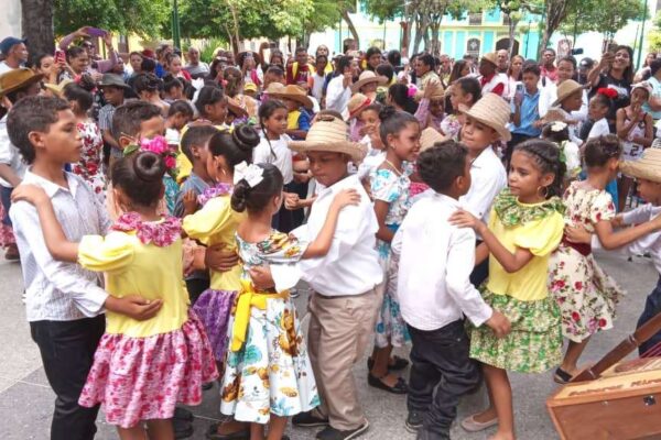 Santa Lucía del Tuy vibró al ritmo del joropo en festival estudiantil