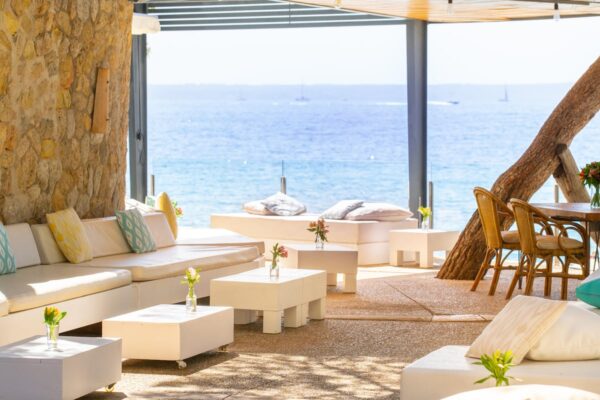Siete ‘beach clubs’ en Mallorca para arrancar el verano | El Viajero EL PAÍS