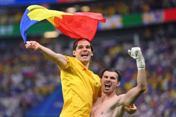 Todos contentos con el empate entre Eslovaquia y Rumania | Eurocopa Alemania 2024 Ianis Hagi y Florin Nita celebran la clasificación de Rumania como primera de grupo en la Eurocopa.