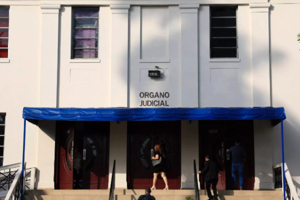 Tribunal absuelve a los 28 acusados de lavado de dinero por el caso de los «Papeles de Panamá» Tribunal absuelve a los 28 acusados de lavado de dinero por el caso de los "Papeles de Panamá"