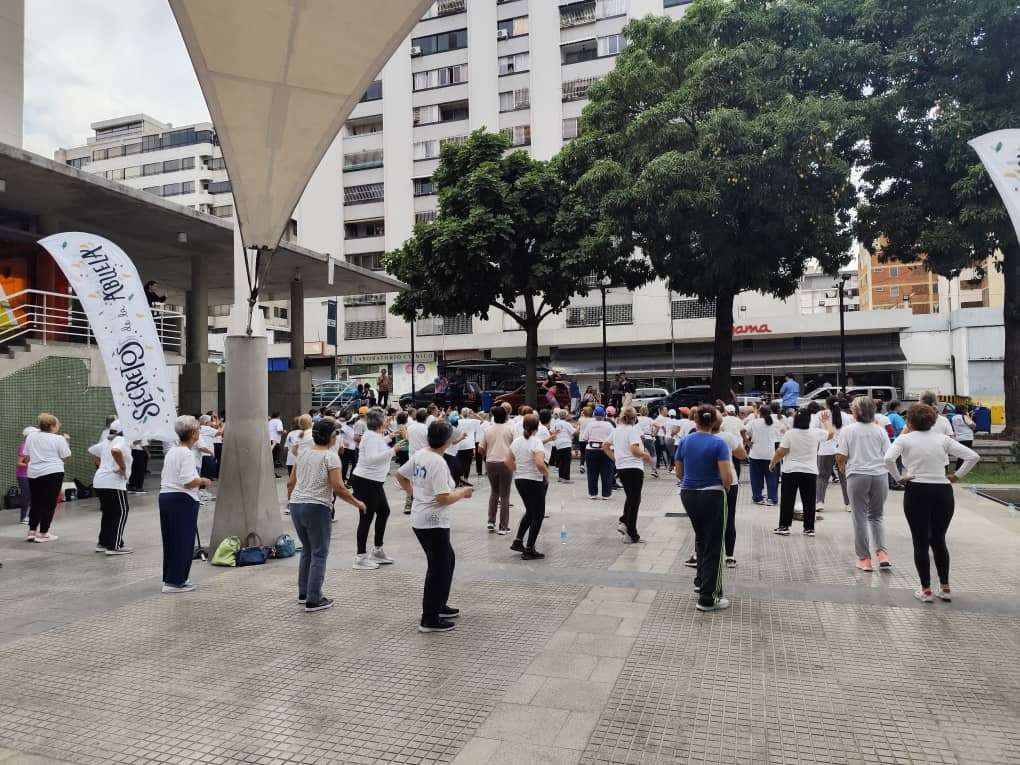 Abuelos celebraron su día con clases de danza fitness y yoga en Chacao