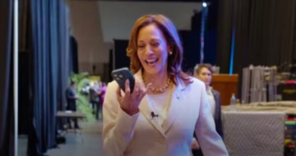 Barack y Michelle Obama llamaron a Kamala Harris para expresarle su apoyo en la carrera presidencial