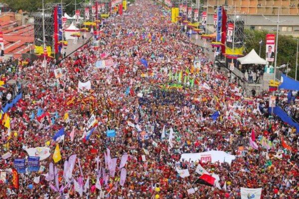 Caracas manifestó su apoyo a Nicolás Maduro, el "Gallo Pinto" (+Fotos)