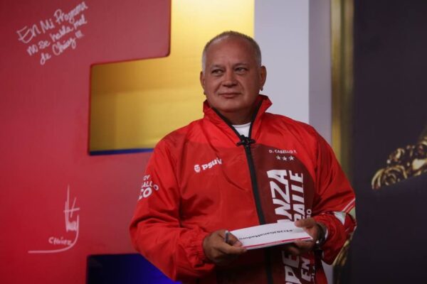 Edmundo está muy preocupado, su hija Mariana ha estado hablando con diferentes embajadores para que lo protejan de María Corina
