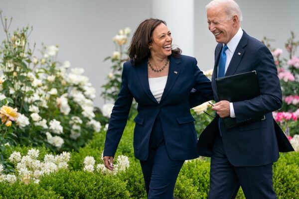 Joe Biden da su apoyo a Kamala Harris para que sea la candidata demócrata