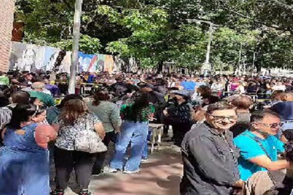 Largas colas en los centros de votación de Caracas