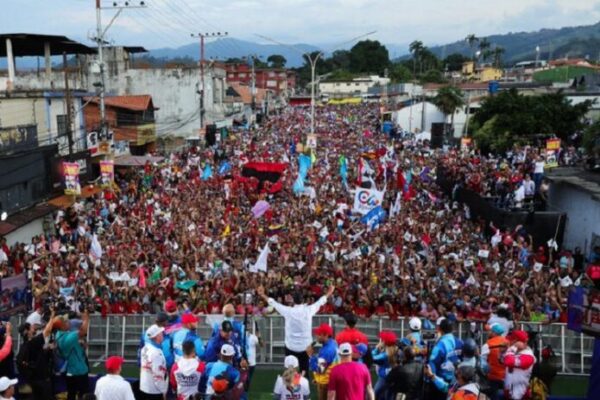 'Le hemos ganado a varias guarimbas, intentos de golpe, aquí estamos de pie y victoriosos'