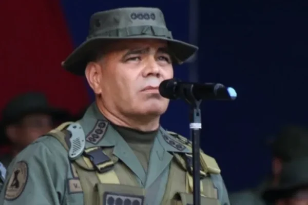 Padrino López envió mensaje a los "politiqueros del teclado"