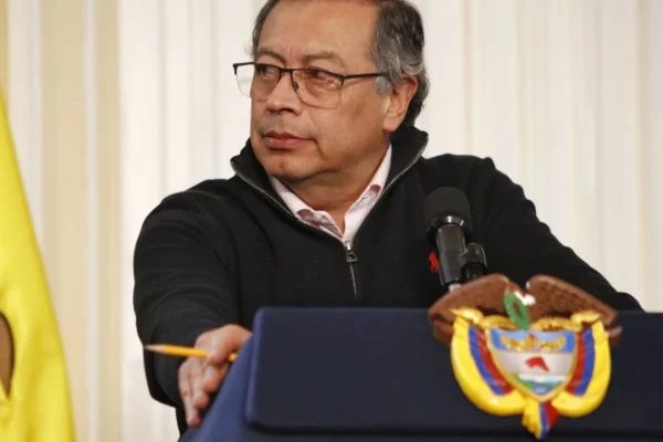 Petro propone al Congreso reducir jornada laboral a 40 horas
