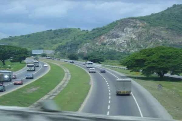 Tres fallecidos y 20 heridos dejó accidente de tránsito tras volcarse camión en la ARC sentido Caracas