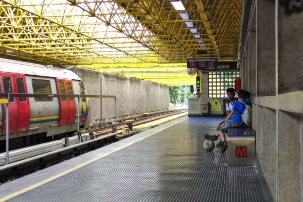 Usuarios del Metro de Caracas podrán esperar el tren sentados