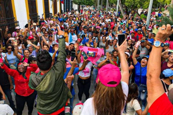 Activaron puntos de agitación en Cumaná en apoyo al presidente Maduro