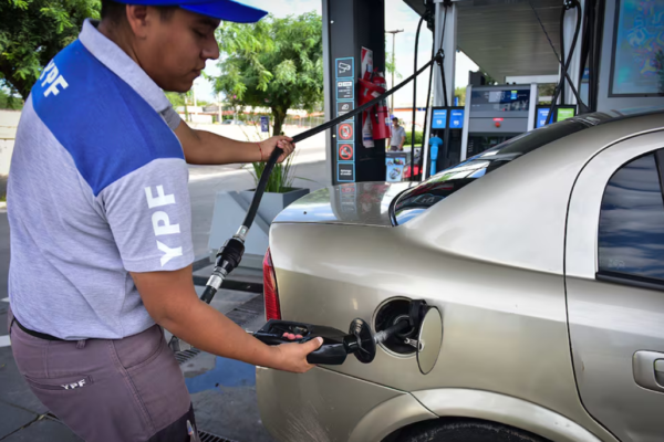 Argentinos pagarán facturas más altas en combustibles y servicios en septiembre