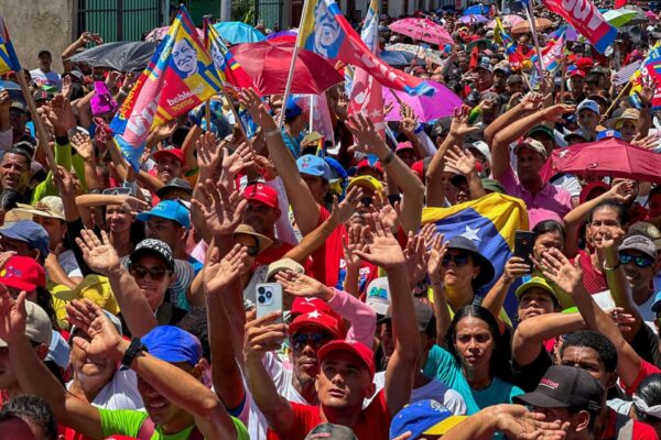 Con marchas pueblo chavista celebra un mes del triunfo de Maduro