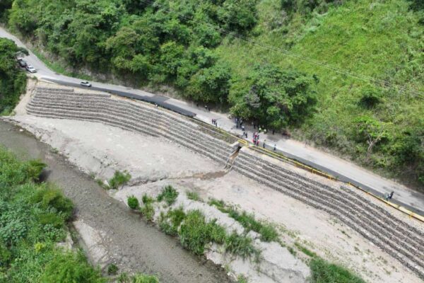 Corregida falla de borde en vía agrícola El Conde al sur de Aragua Corregida falla de borde en vía agrícola El Conde al sur de Aragua