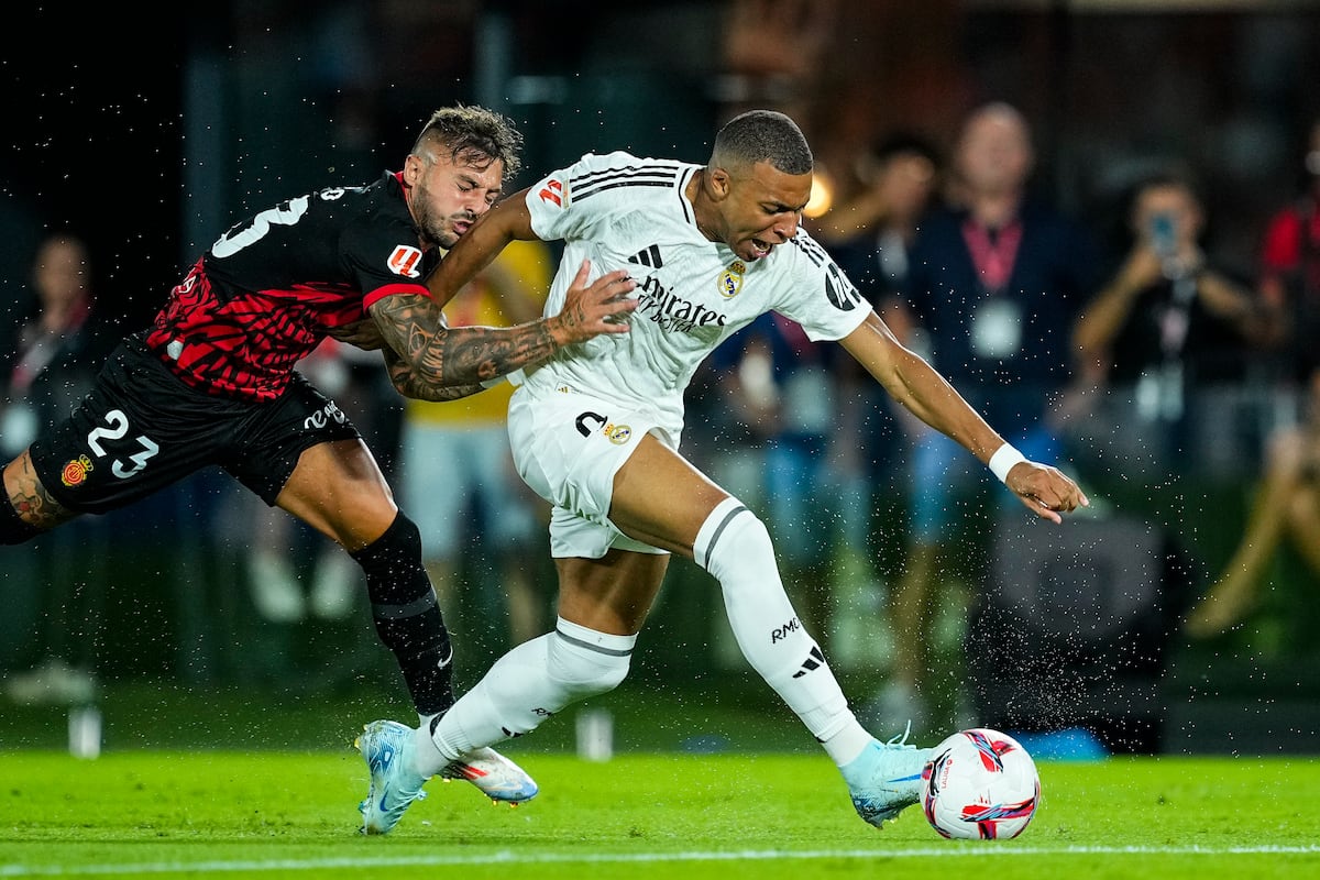 Kylian Mbappé disputaba un balón el domingo en Mallorca a Pablo Maffeo