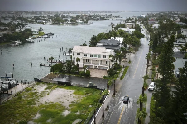 El huracán Debby toca tierra en Florida y amenaza con inundaciones catastróficas El huracán Debby toca tierra en Florida y amenaza con inundaciones catastróficas