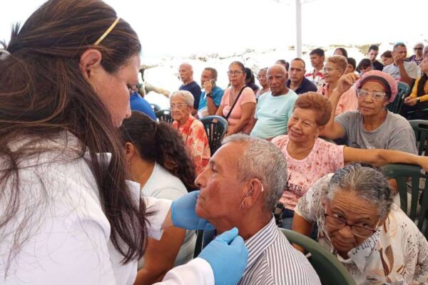 Entregan 400 prótesis auditivas a pacientes en La Guaira