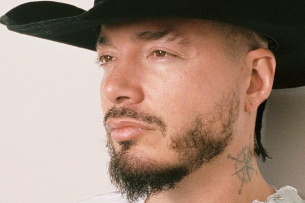 J Balvin: “Hay momentos en los que cuesta mantener la confianza en uno mismo… y en los demás.” | ICON