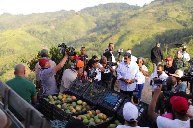 "La Ruta de la Mandarina", Maduro traza meta de 6 mil comunas en tres años