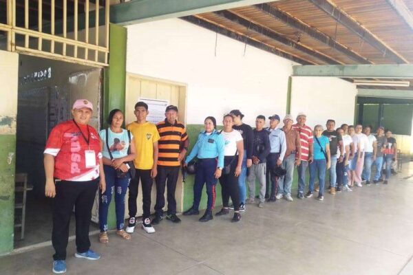 Larenses salieron a votar desde temprano en la Consulta Nacional Larenses salieron a votar desde temprano en la Consulta Nacional