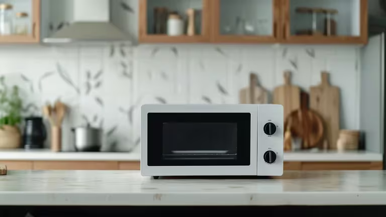 Los 6 alimentos que no debes calentar en el microondas y cómo limpiarlo para evitar accidentes