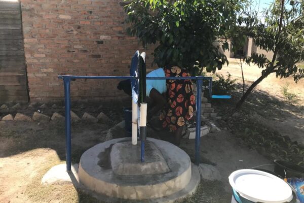 Los robos de agua a causa de la sequía tensionan la capital de Zambia: “No duermo, estoy siempre en guardia” | Planeta Futuro EL PAÍS