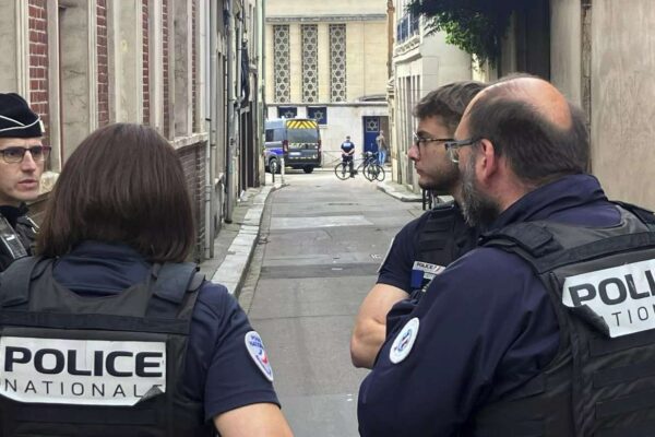 Macron califica como terrorista explosión cerca de sinagoga en Francia