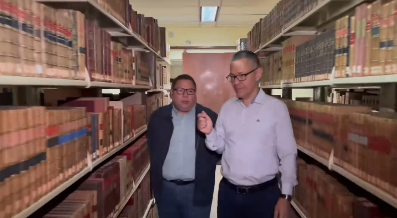 Ministro Villegas constata "perfecto" estado de colección de libros en la Biblioteca Nacional