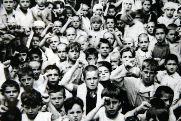 Niñas “cerezas” y mujeres corrientes: el exilio olvidado | Cultura EL PAÍS