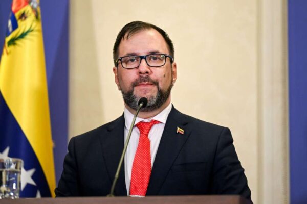 Pasó del hazme reír al más sumiso peón del imperialismo