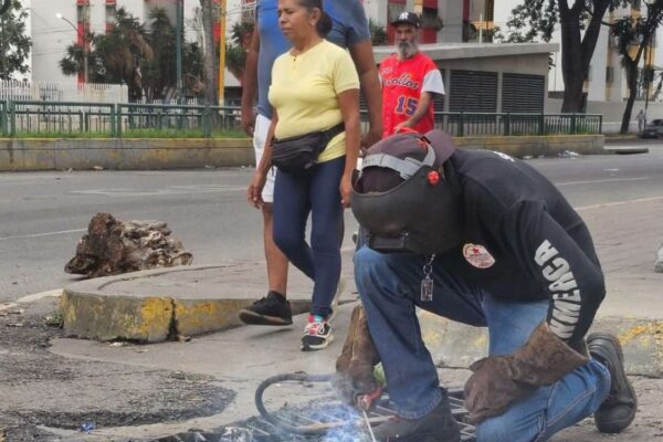 Rehabilitan espacios dañados por los violentos