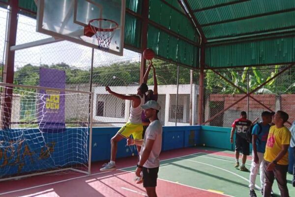Renovada cancha de usos múltiples en Santa Lucía del Tuy