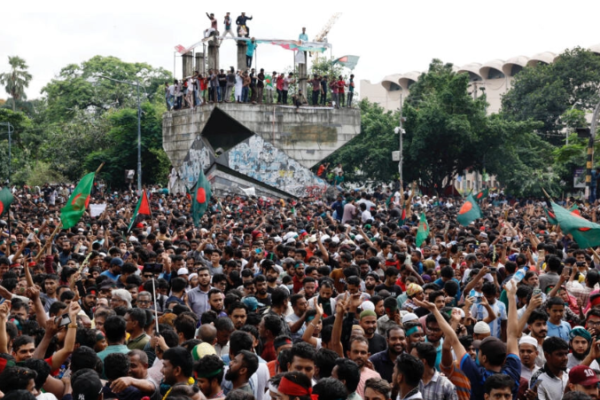Renuncia la primera ministra y se traslada a India en medio de letal ola de protestas Renuncia la primera ministra y se traslada a India en medio de letal ola de protestas