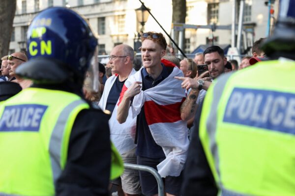 Starmer se enfrenta a su primera crisis por los disturbios violentos alentados por la extrema derecha | Internacional EL PAÍS