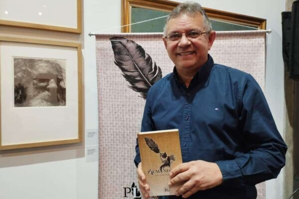 El petróleo es detonante en la novela Pluma Negra