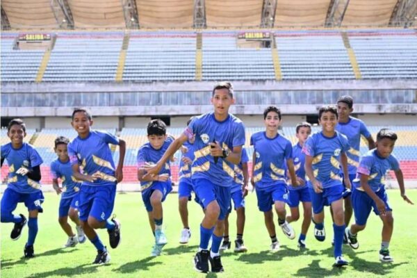 Entregan uniformes a escuelas comunitarias deportivas de Bolívar