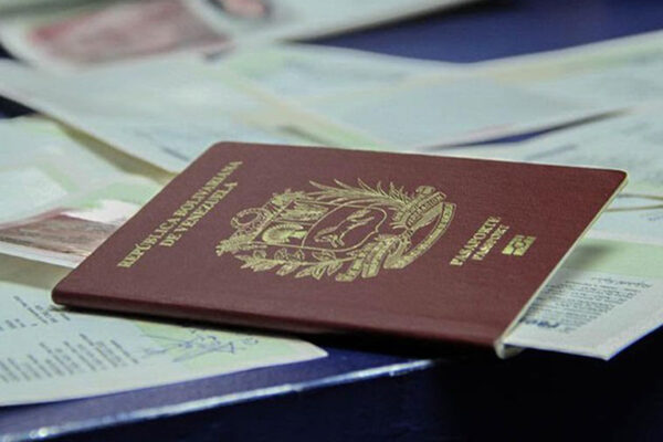 Pasaportes solicitados en consulados cerrados deben retirarse en Caracas