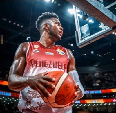 Basquetero venezolano Néstor Colmenares retorna a liga de Uruguay Néstor Colmenares