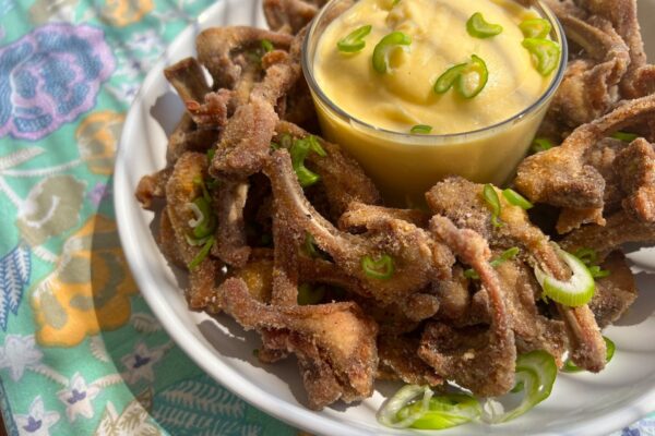 Costillitas de conejo rebozadas con ‘all i oli’ de manzana | El Comidista | Gastronomía EL PAÍS
