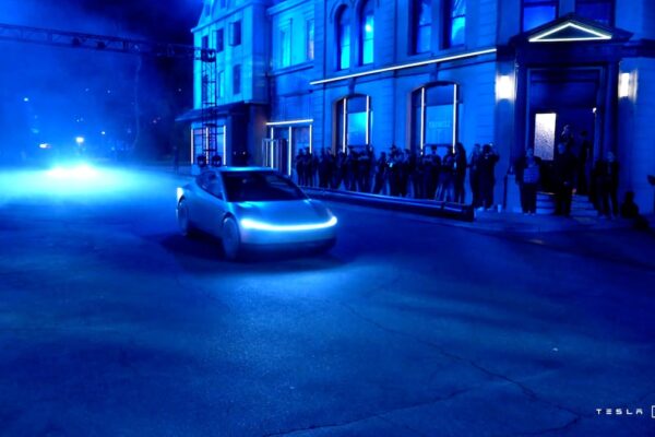 Del coche autónomo en 2017 al millón de ‘robotaxis’ en 2020, ¿será el Cybercab otra promesa incumplida de Elon Musk? | Tecnología