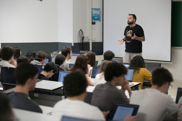 El Gobierno facilita que los funcionarios puedan ser profesores sustitutos a tiempo parcial | Educación EL PAÍS