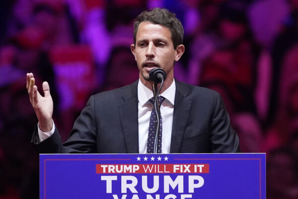 Polémica por tachar a Puerto Rico de "una isla de basura flotante" durante un mitin de Trump