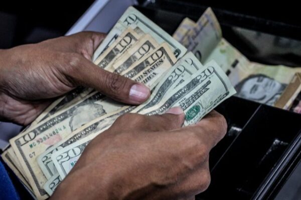Dólar oficial se acercó a los 58 bolívares La dolarización en Venezuela “es una necesidad”