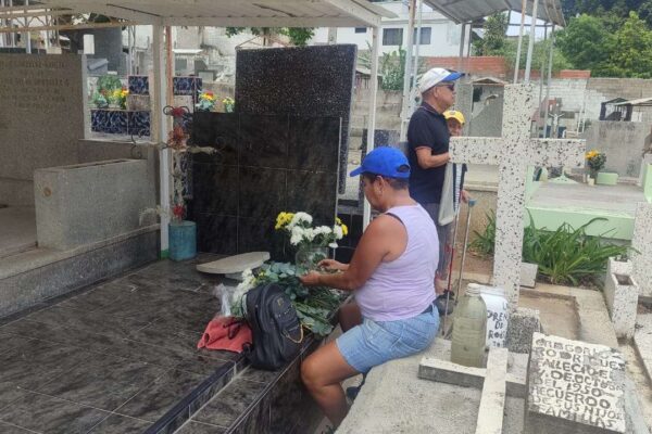 Guaireños mantienen la tradición de rendir honor a sus Fieles Difuntos