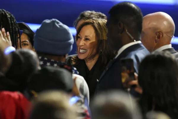 Kamala Harris criticó a los republicanos por los recortes a subsidios de tecnología en el Congreso