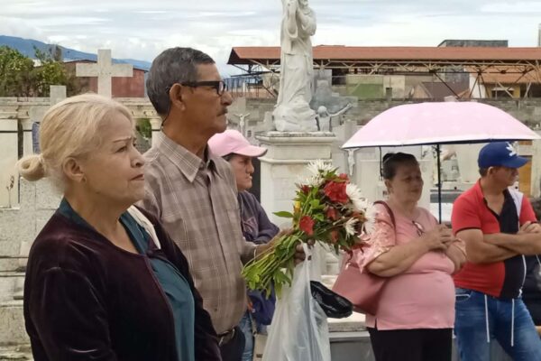 Merideños acudieron a los campos santos para rendir honor a sus difuntos
