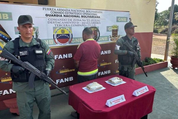 Detienen a sexagenario con dos panelas de droga