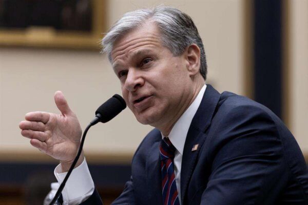 Director del FBI renunciará antes de que Trump tome posesión Director del FBI renunciará antes de que Trump tome posesión