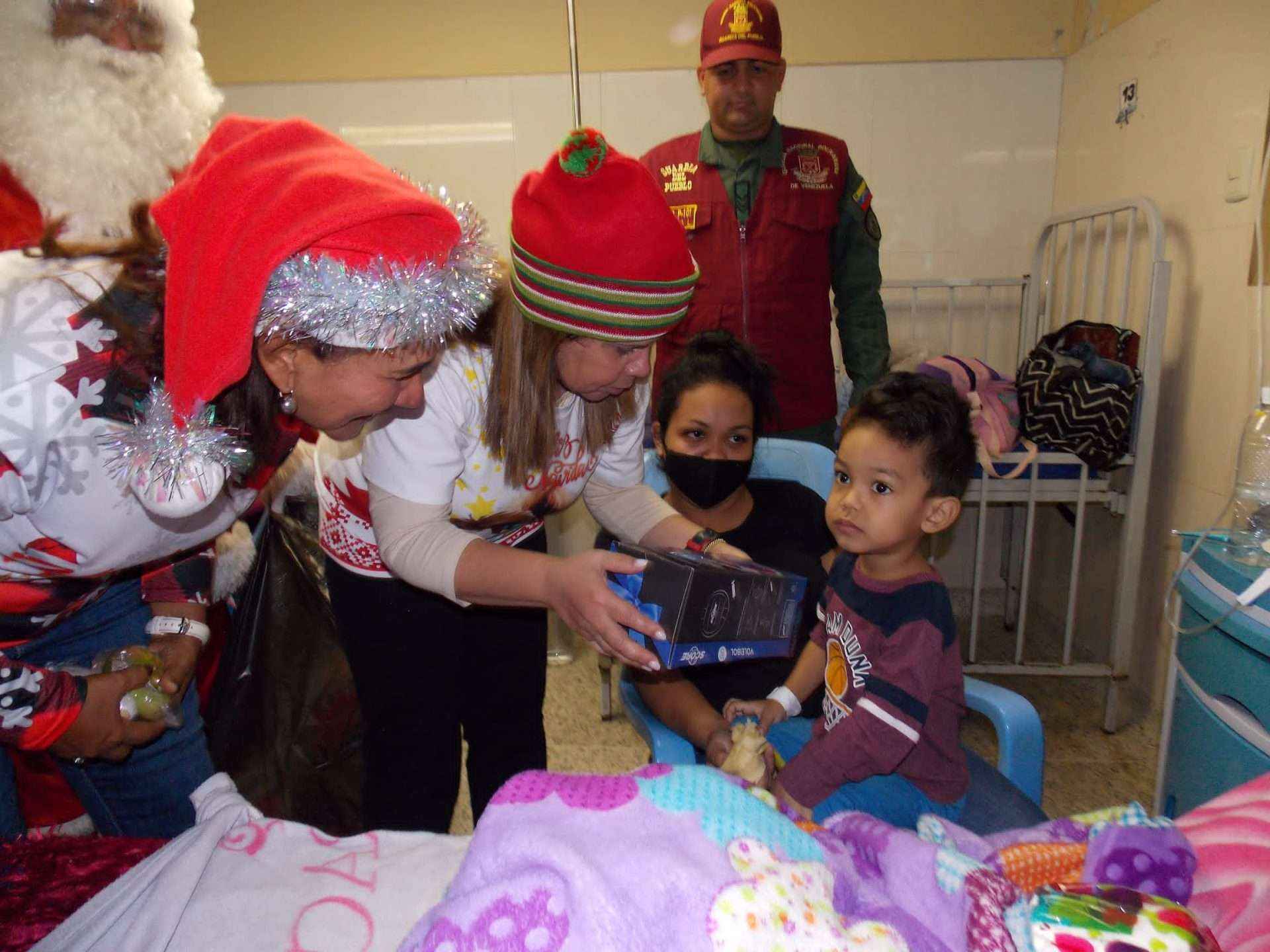 Entregan juguetes a niños del materno de Tucupita